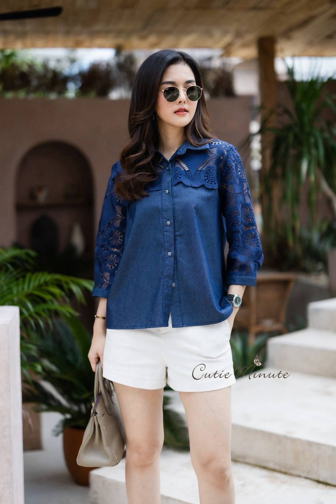 เสื้อยีนส์ แต่งด้วยผ้าลูกไม้หน้าหลังเเละช่วงเเขน เสื้อทรงเชิ้ต ใส่สบาย : สินค้าคุณภาพ (พร้อมส่ง)