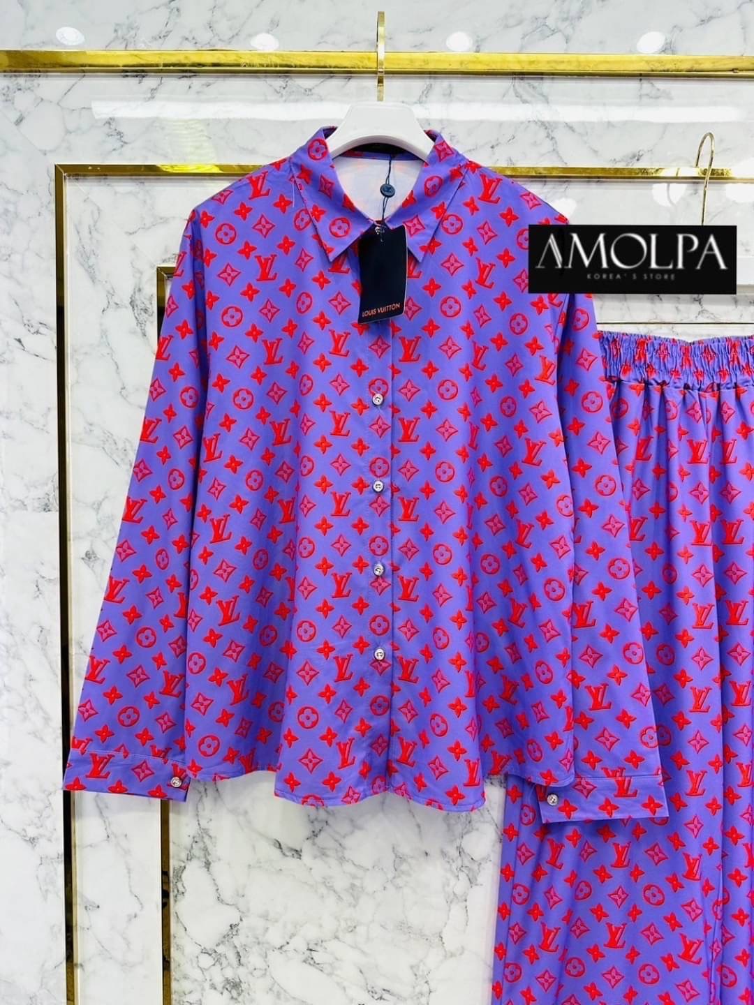 SET PAJAMAS LV งานใหม่ ตัวเสื้อเป็นเชิ้ต LOUIS VUITTON เด่นเป็นสง่า มาพร้อมกางเกงขายาว ใส่เข้ากันลงตัว ใส่สบาย : สินค้าคุณภาพ (พร้อมส่ง)
