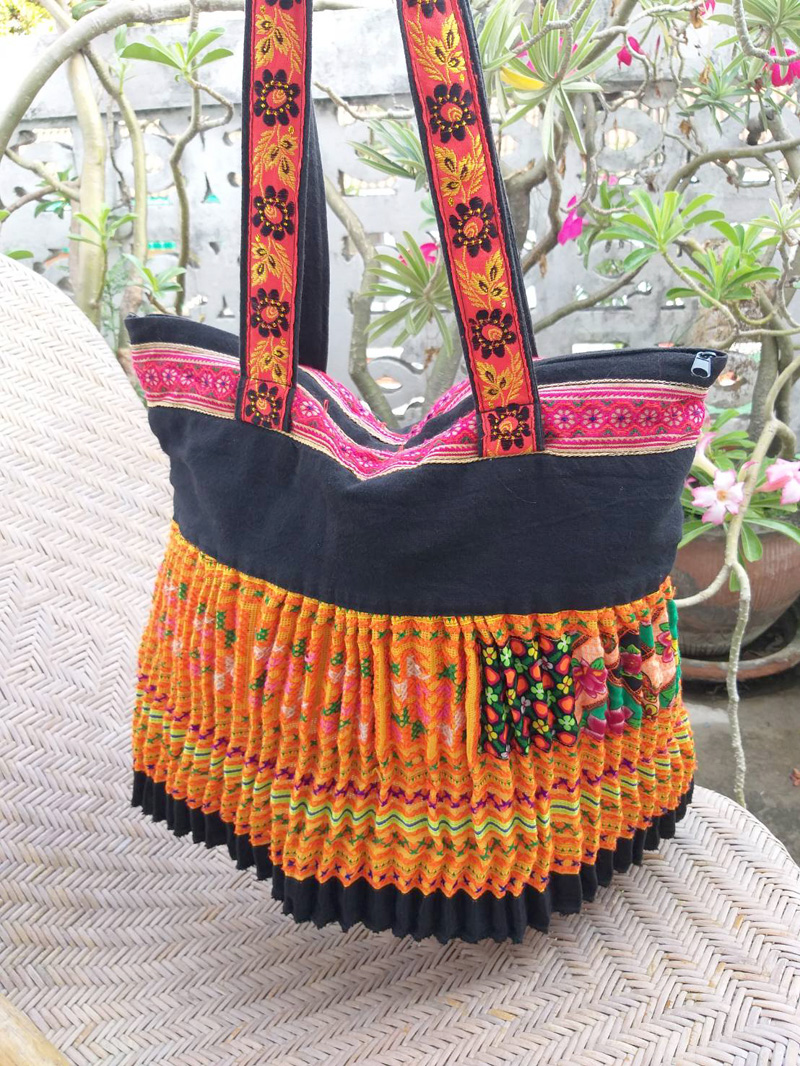 กระเป๋าสะพายผ้าชาวเขาปักมือ