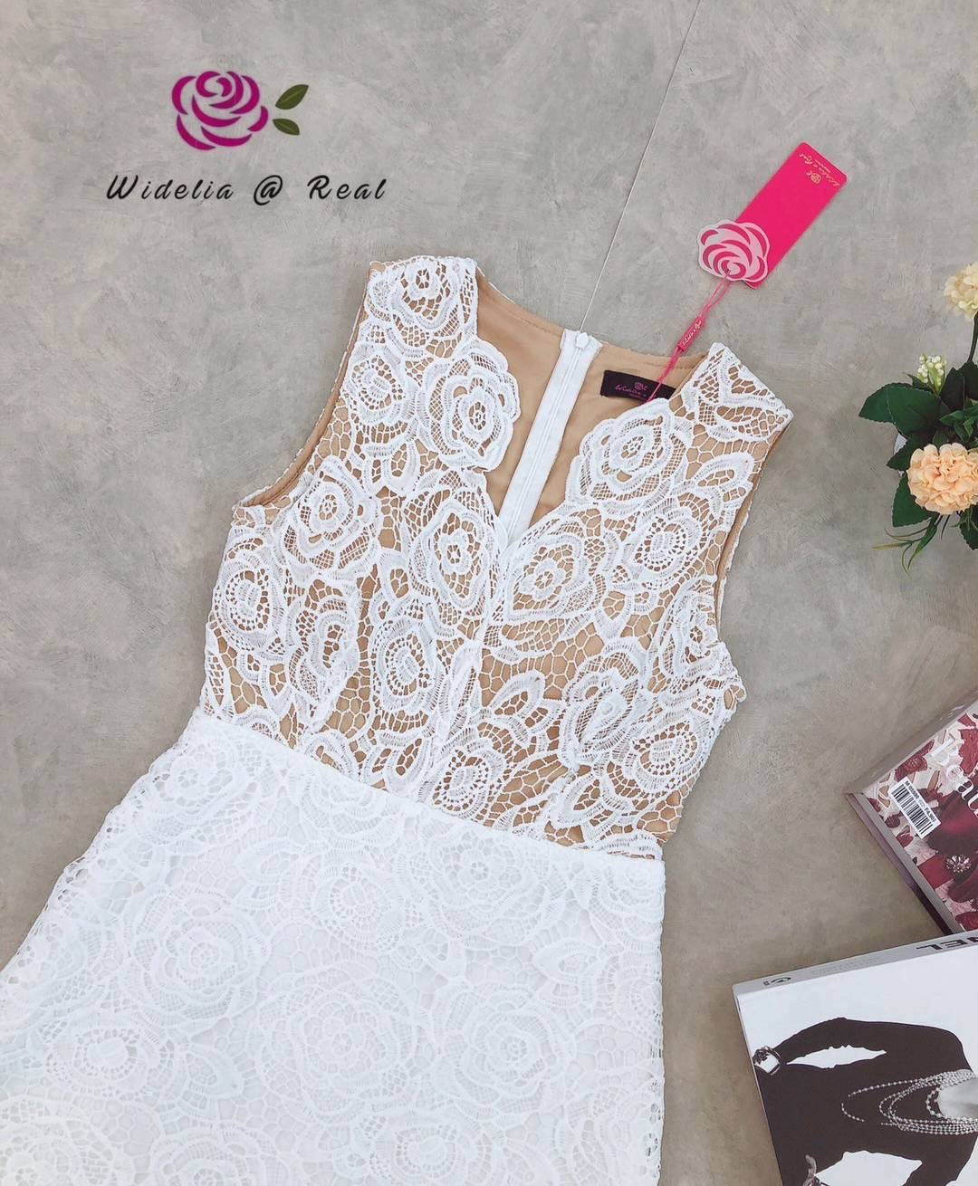 เดรสแขนกุด คอวี ทรงใส่เข้ารูป เนื้อผ้าลูกไม้อย่างดี ซับในน้ำตาล ซิปหลัง ใส่สบาย : สินค้าคุณภาพ (พร้อมส่ง)