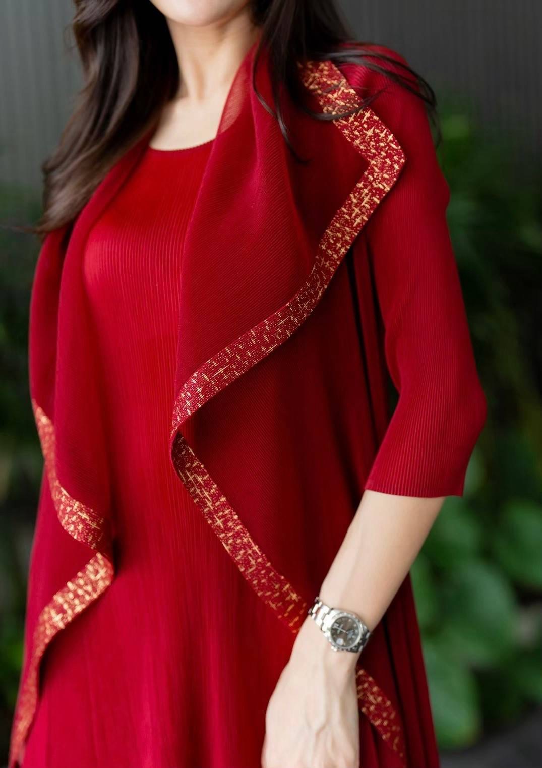 เดรสอัดพลีท ทรงแขนยาว เย็บแต่งเสื้อคลุม ผ้าบางซีทรูปกใหญ่ ซ้อนไปในตัว ประหนึ่ง2 in1 💫💫 ทั้งเดรส และเสื้อคลุมในตัว ใส่สบาย : สินค้าคุณภาพ (พร้อมส่ง)