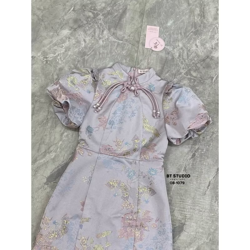 เดรสสั้นกี่เพ้าคอจีนแต่ง กระดุมจีนสายแยกออก แต่งปลาย ชายมุก แขนแต่งพอง ๆ ปลายชาย ผ่าข้างนึง งานสวยเนื้อผ้าดี ผ้าทอ ลายสวยมาก มีซับในคะ ใส่สบาย : สินค้าคุณภาพ (พร้อมส่ง)