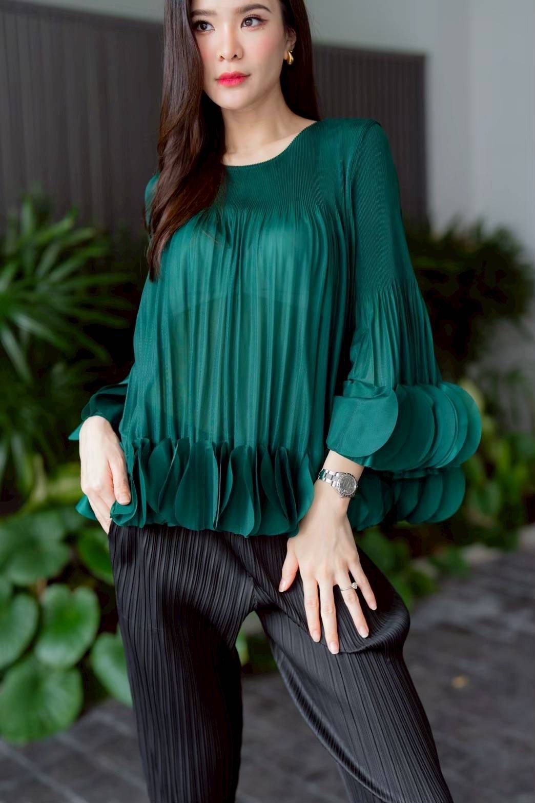 เสื้อคอกลม แขนยาว แบบมีการแต่งระบาย ด้วยการตัด เลเซอร์คัตวงกลมมาซ้อนเรียง ด้วยความประณีต ทำให้ขึ้นพุ่มทรงอย่าง สวยงาม ใส่สบาย : สินค้าคุณภาพ (พร้อมส่ง)