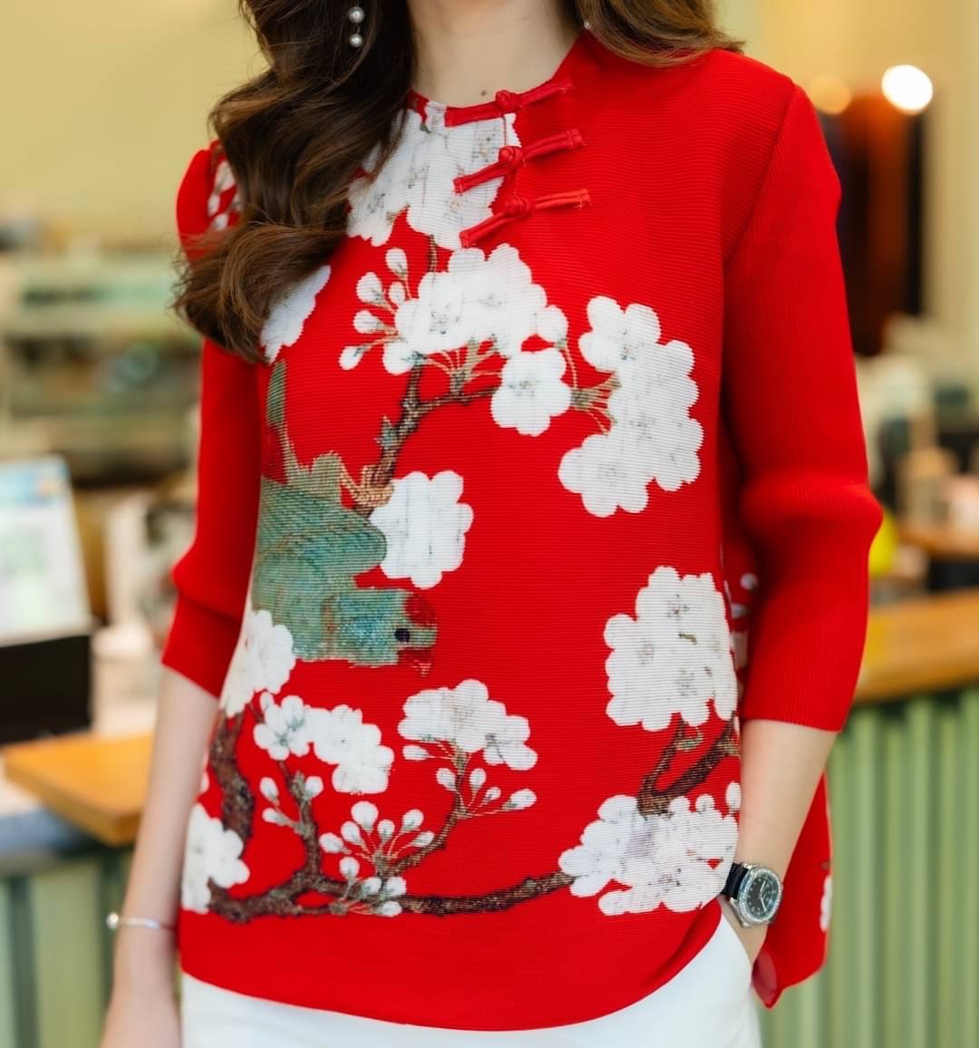 เสื้อผ้าอัดพลีท มาพร้อมกับลายดอกไม้สีขาว โดดเด่นมากค่ะ ที่แต่งด้วยกระดุมจีน สีสันทำ ออกมาได้อย่างลงตัว ผ้ายืดหยุ่นได้ทั้งตัว เสื้อเนื้อแน่นๆ : สินค้าคุณภาพ (พร้อมส่ง)