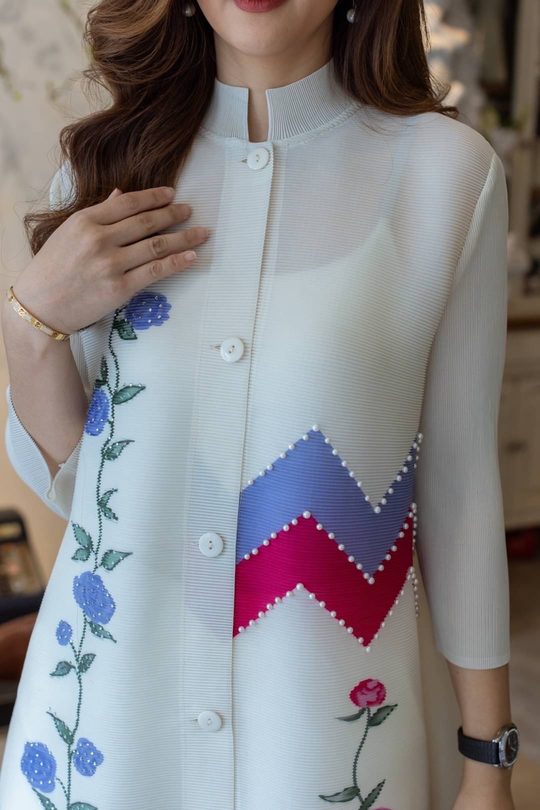 เดรสผ้าอัดพลีท Premium Pleatd Fabric ดีเทลสวยๆพิมพ์ลายประดับด้วยเพชรสุดหรู และมุก ใส่สบาย : สินค้าคุณภาพ (พร้อมส่ง)