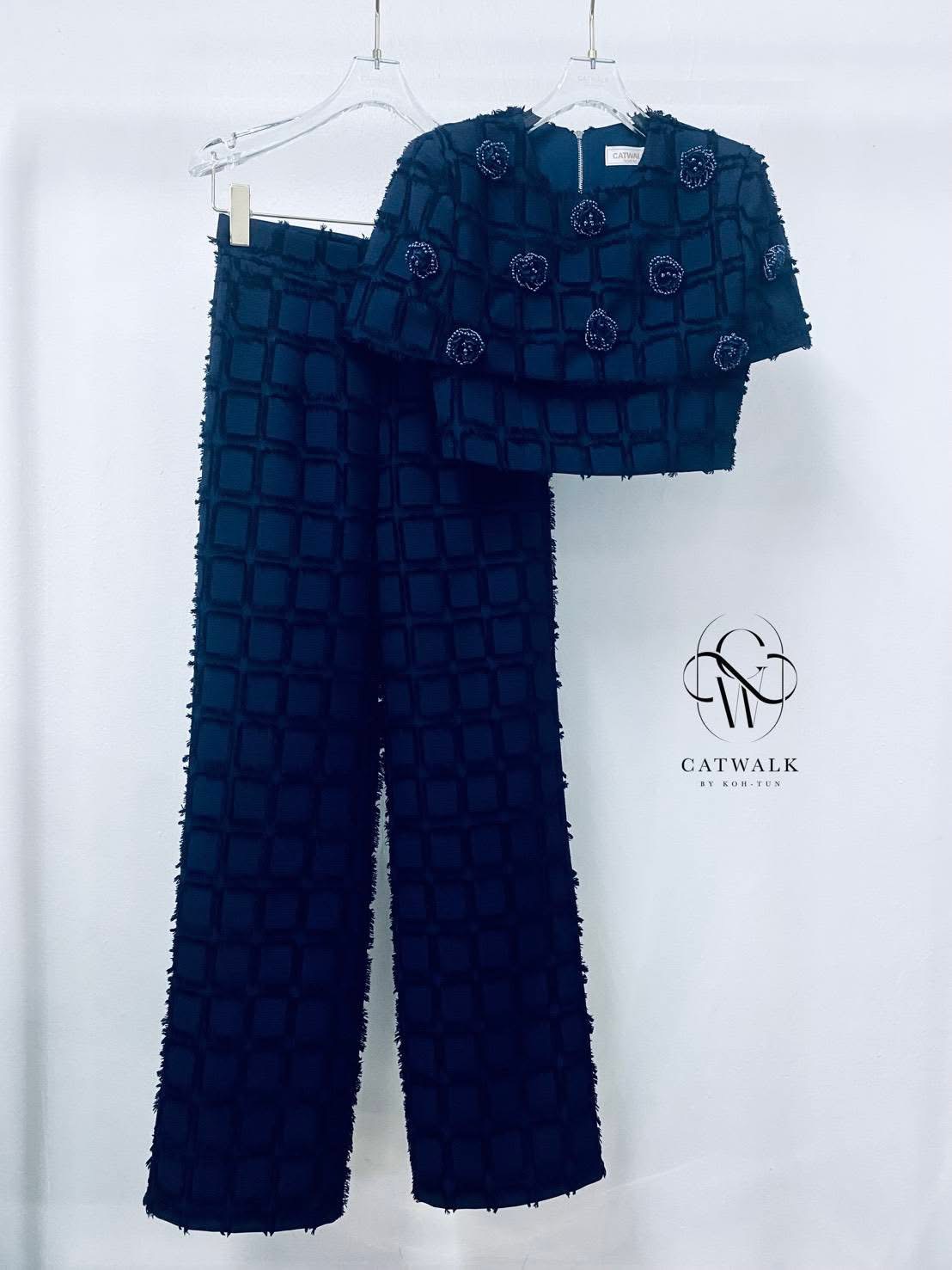 Set เสื้อครอปคลุมไหล่แต่งดอกไม้+กางเกงขายาวทรงสวย เนื้อผ้าเกรดเอ ผ้าทอลายสวย เนื้อนุ่มใส่สบาย ใส่สบาย : สินค้าคุณภาพ (พร้อมส่ง)