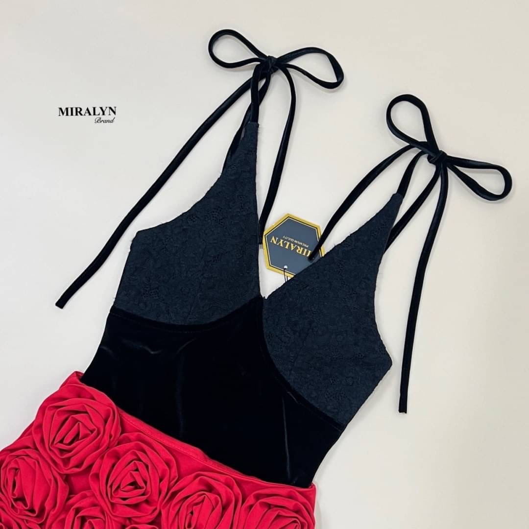 Set 2 ชิ้น เสื้อสายเดี่ยวผูกบ่าสีดอกแต่ง มาคู่กับกระโปรงสุดจี้ดสีแดงแต่งดอกไม้ดอกแน่นๆ ทั้งชุดงานมีซับและซับในกางเกง ใส่สบาย : สินค้าคุณภาพ (พร้อมส่ง)