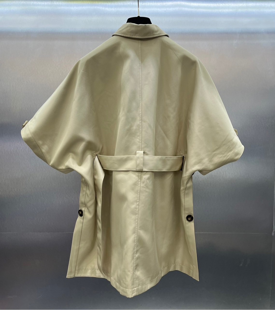 เสื้อคลุมแขนสั้น ทรงcape สีเบจ สวยแพงมาก เสื้อคลุมกระดุมหน้า มาพร้อมเข็มขัด สายลัคชู : สินค้าคุณภาพ (พร้อมส่ง)