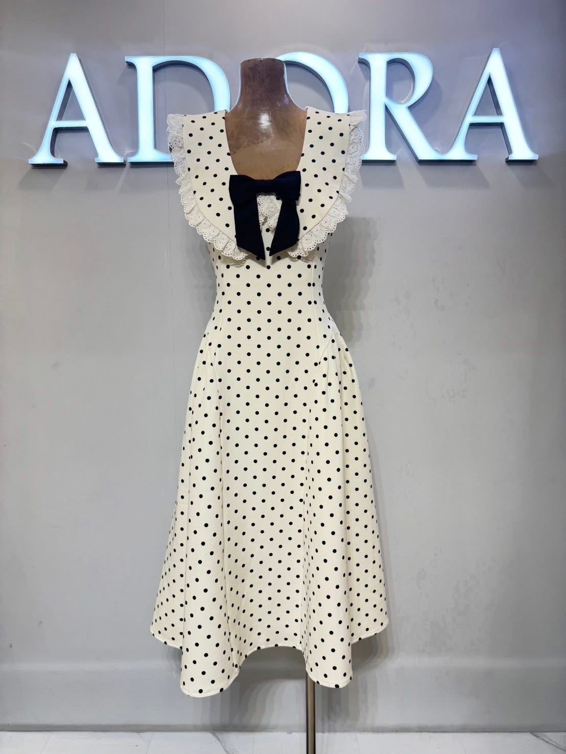 มินิเดรสทรงเอบานสวิง ดีไซน์ คอบัวแต่งอะไหล่โบว์ แขนกุด ตัวเดรสเย็บจีบจีบด้านข้างทั้งสองข้าง ใส่สบาย : สินค้าคุณภาพ (พร้อมส่ง)