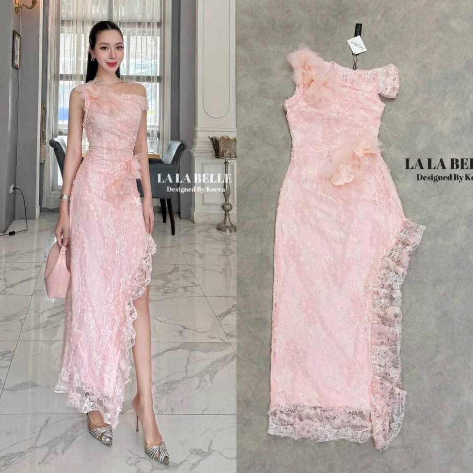 แม็กซี่เดรสลูกไม้คอปาดไหล่1ข้างเอวเข้ารูปเย็บจีบเข้าทรงช่วงเอวกระโปรงยางผ่าข้างยาวเฉียงแต่งดอไม้สามมิติ ใส่สบาย : สินค้าคุณภาพ (พร้อมส่ง)