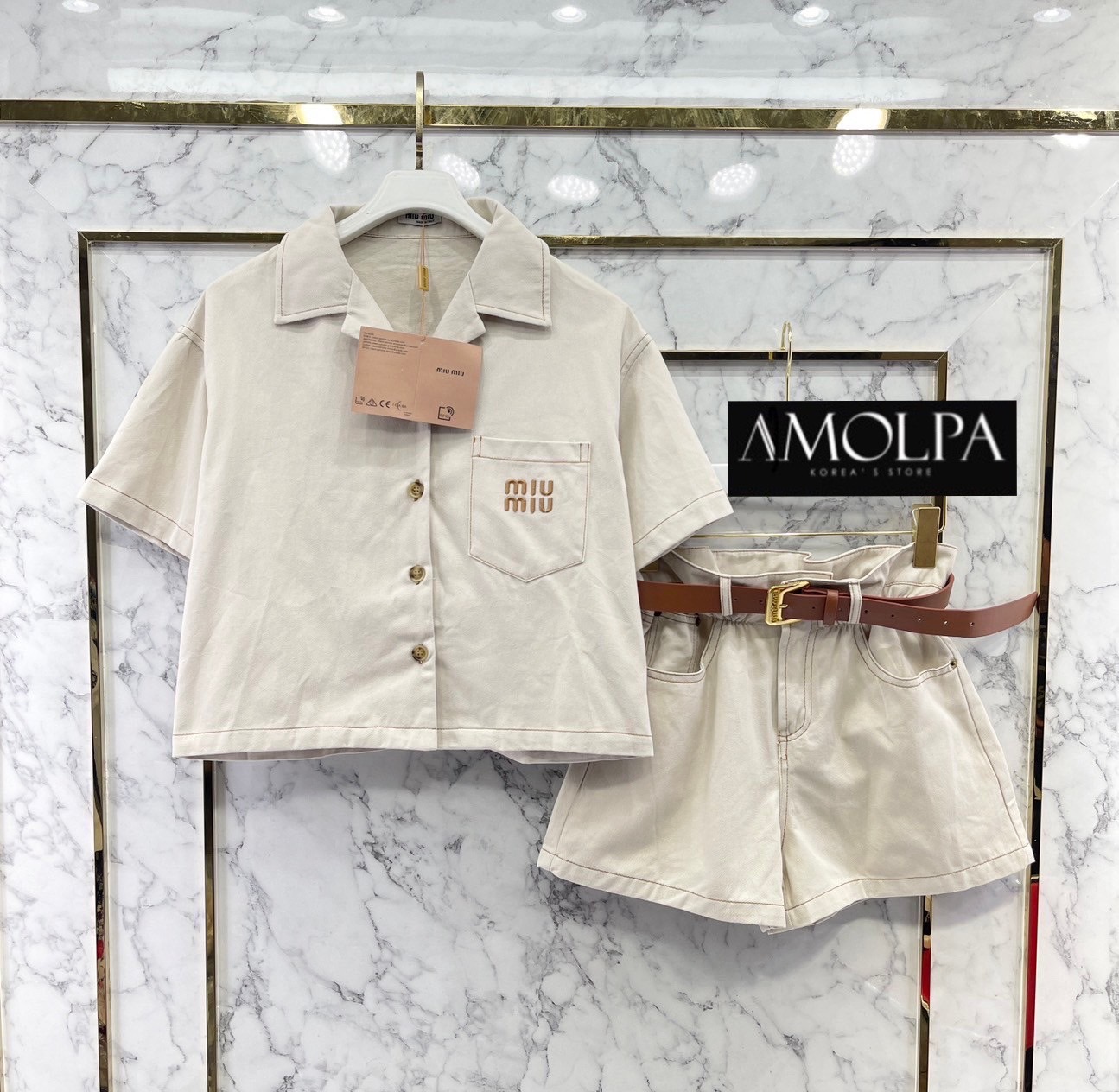 SET MIU MIU WITH BELT งานใหม่ 2024SS ตัวเสื้อเป็นเชิ้ต MIU MIU แขนสั้น ปักMIUMIUที่หน้าอก มาพร้อมกางเกงขาสั้น ใส่เข้ากันลงตัว + BELT ให้อีก 1 เส้น สินค้าคุณภาพ (พร้อมส่ง)