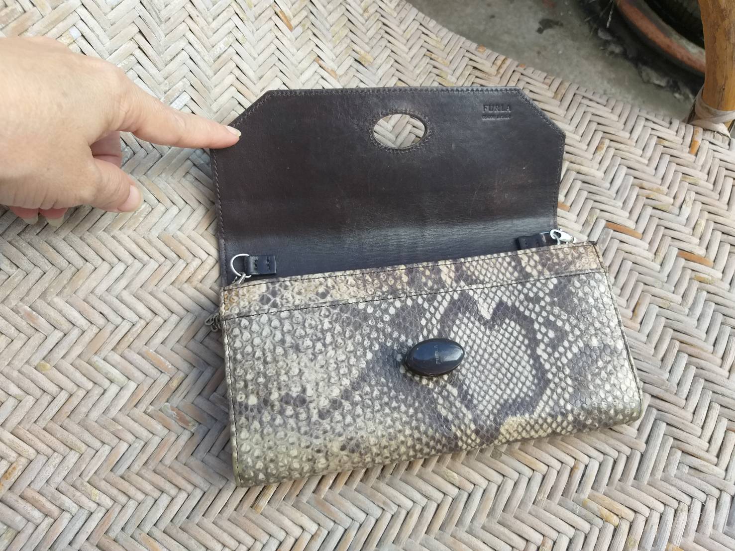 กระเป๋าสตางค์ FURLA หนังงูแท้ ช่องเยอะ พร้อมสายโซ่ หิ้วออกงานได้