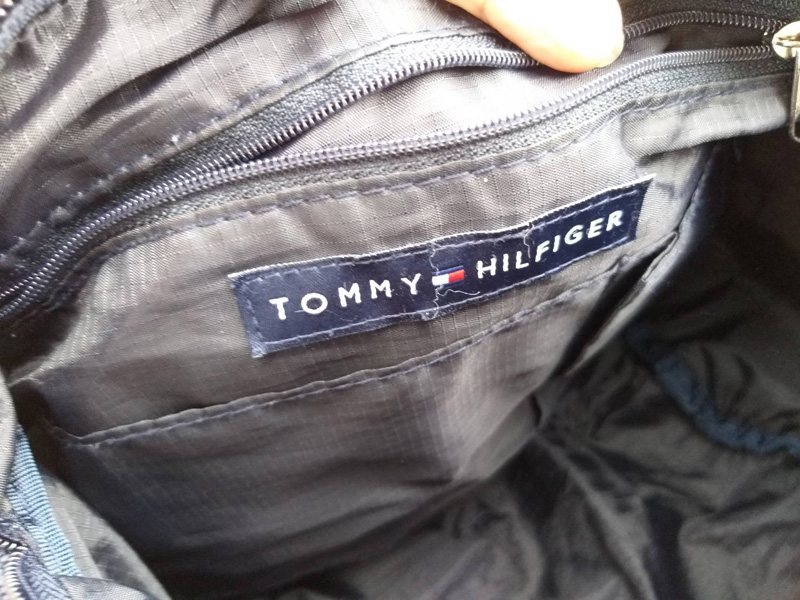 กระเป๋าทรงหมอน TOMMY ใบย่อมๆ น่ารัก