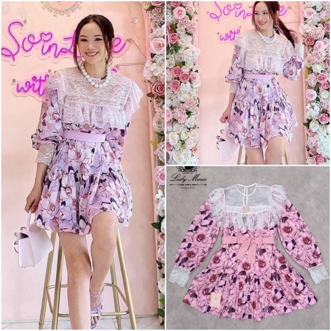 มินิเดรส ลายดอกไม้สีชมพู คอระบายลูกไม้ เป็นซีทรู แขนยาวปลายแขน แต่งลูกไม้ ผ้าพริ้วนิ่มลื่น มาพร้อมเชือกผูกเอว ซับในทั้งชุด ความยาวกำลังน่ารัก สินค้าคุณภาพ (พร้อมส่ง)