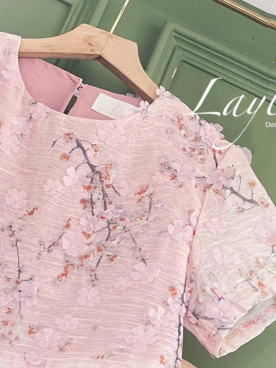 ชุดเซตผ้าไหมทอลายดอก 3d สวยละมุน เสื้อครอปทรงสวยแมทกับกระโปรงเอวสูง ใส่แล้วดูเพรียวมาก งานมีซับในตัวนะคะ ใส่สบาย : สินค้าคุณภาพ (พร้อมส่ง)