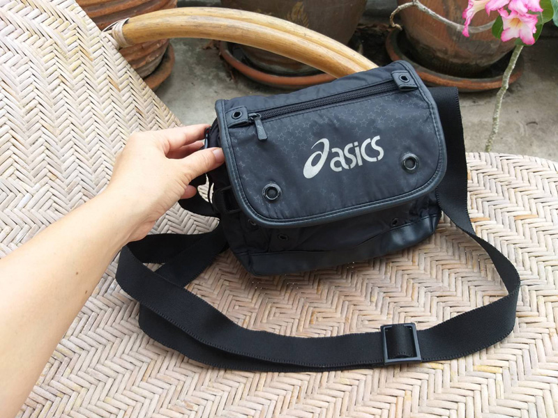 กระเป๋าสะพายใบย่อม asics (ของใหม่)