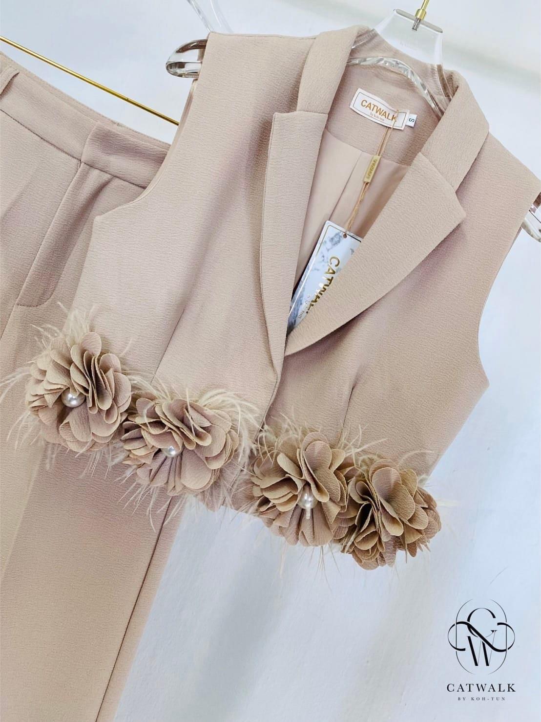 เซตครอปสูทแต่งดอกไม้ขนนกประดับมุก +กางเกงขายาว เอวสูง ทรงสวย เนื้อผ้าเกรดเอ ใส่สบาย สินค้าคุณภาพ (พร้อมส่ง)