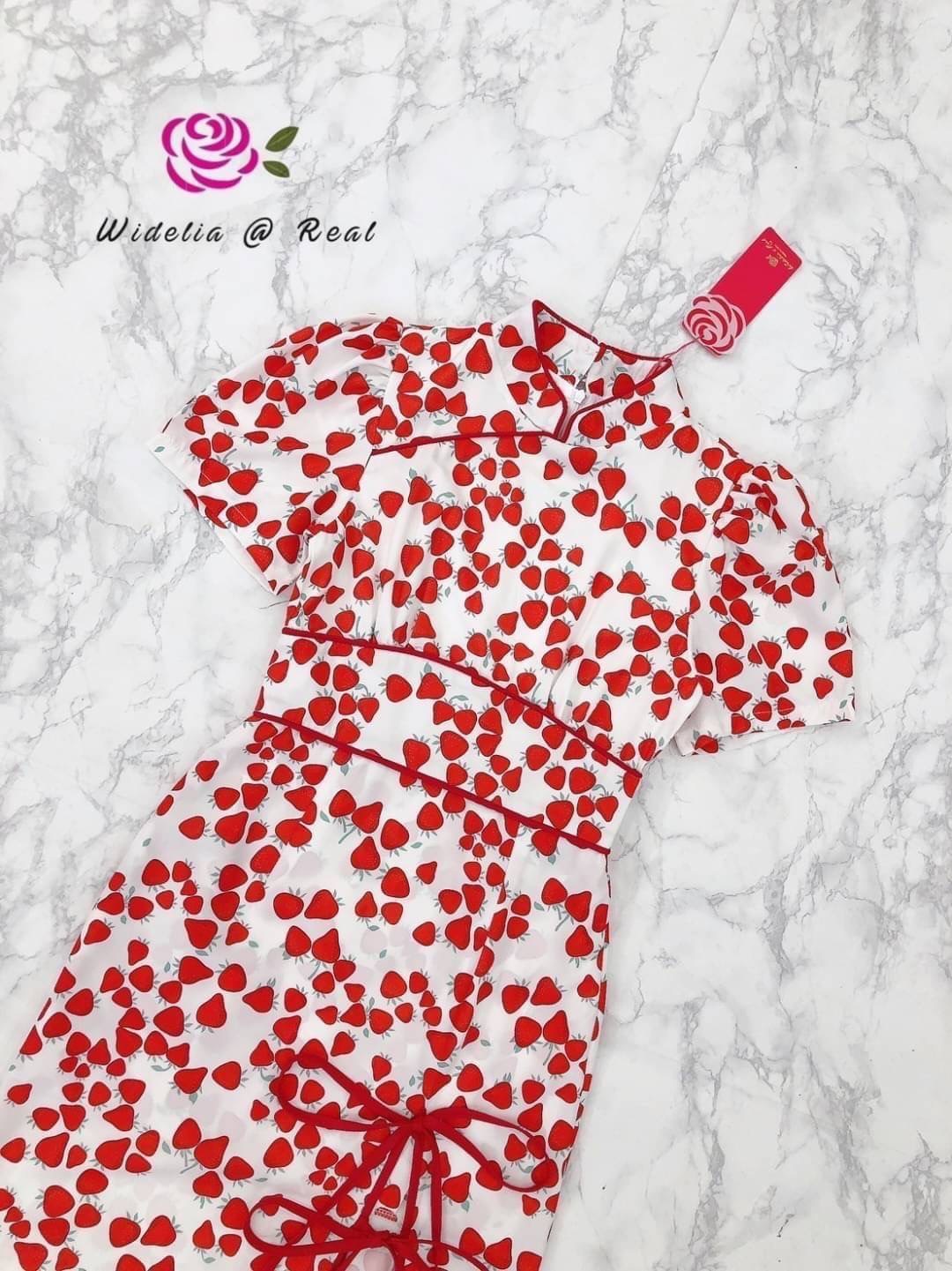 Dress เดรสกี่เพ้าแสนสวย ตัวเดรสแขนสั้น กุ๊นขอบแดงอย่างดี ชายเดรสผ่าข้างพร้อมผูกโบว์ ใส่สบาย สินค้าคุณภาพ (พร้อมส่ง)