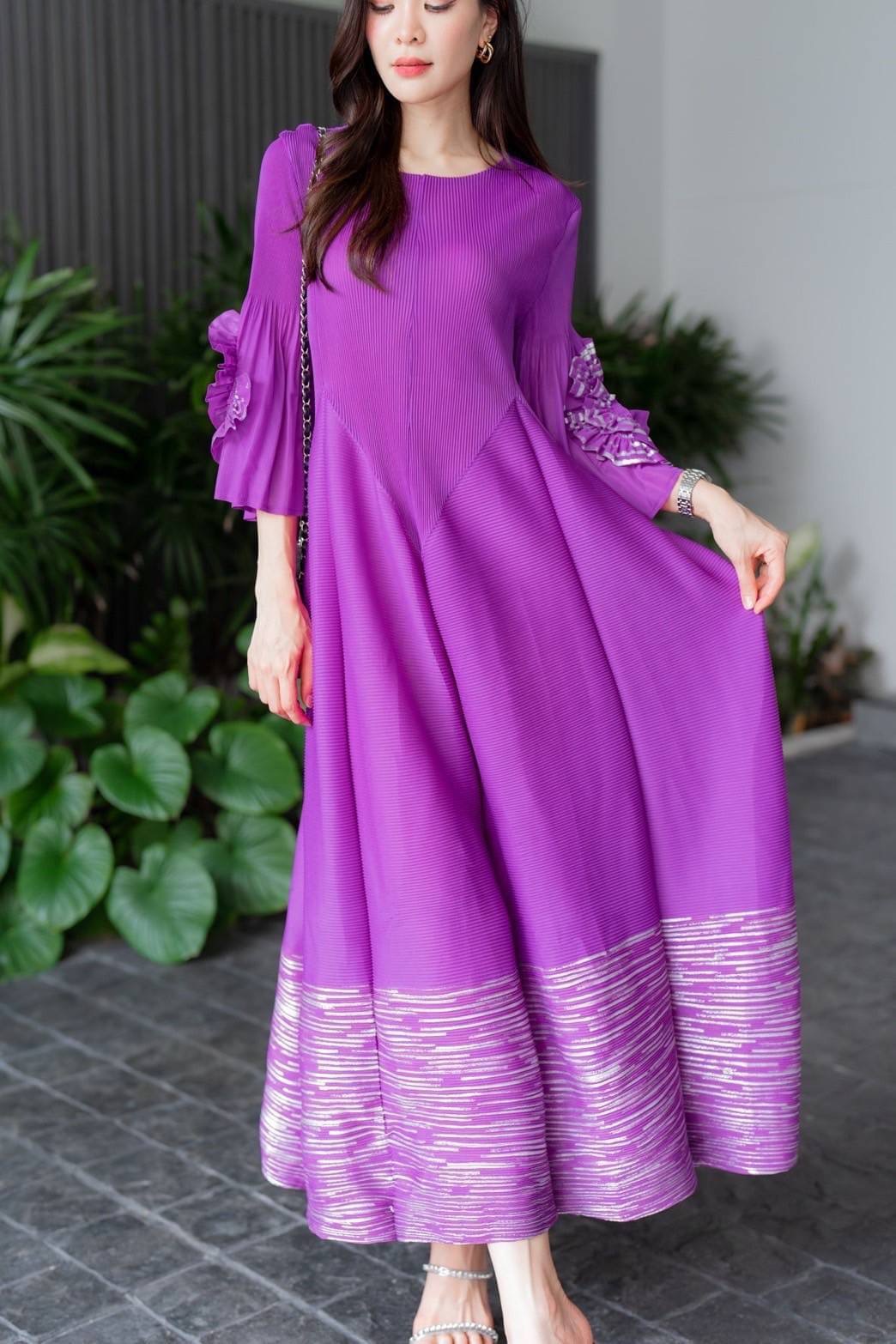 เดรสตัวยาวอัดพลีท คอกลม ทรงแขนตุ๊กตา แต่งพุ่มดอกกุหลาบชายแขน 🌹🌹เกรด Premium 👍🏻 ใส่สบาย : สินค้าคุณภาพ (พร้อมส่ง)