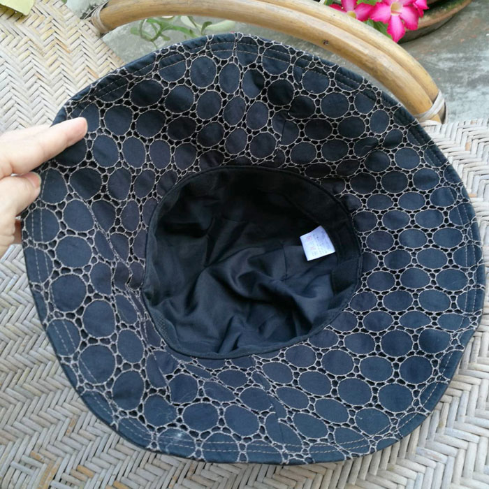 หมวกปีกกว้าง สวยค่ะ ใต้หมวกสวยด้วย