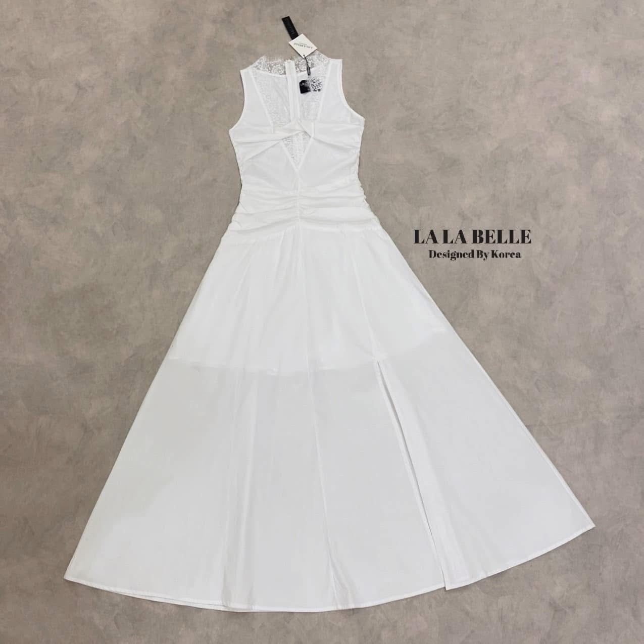 แม็กซี่เดรสสีขาวผ้าเสื้อเชิ้ตแต่ไม่บางมีซับในให้ทรงคอวีแขนกุดแต่งขอบอกลูกไม้แต่งโบว์ด้านหน้าเอวเข้ารูปจับจีบกระโปรงทรงเอยาวผ่าข้างด้านหลังแต่งลูกไม้สวยมาก ใส่สบาย : สินค้าคุณภาพ (พร้อมส่ง)