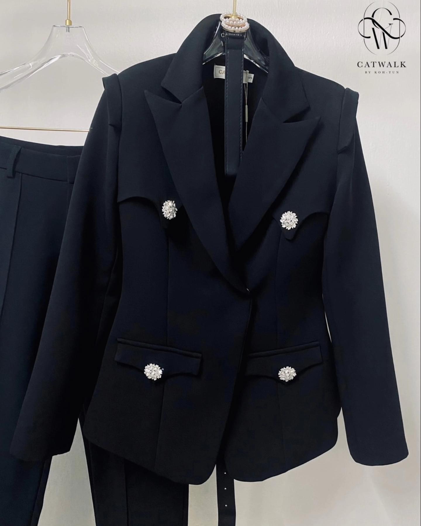 เซต BLAZER กระดุมเพชรเนื้อผ้าเกรดเอ ตัวBLAZER เป็นทรง เข้ารูปแต่งกระดุมแต่งเพชรสีเงิน มีเข็มขัดช่วย ให้ทรงเข้ารูป หัวเข็มขัดแต่งด้วยมุกดูหรูหรา สุดๆ มาคู่กับกางเกงเอวสูงทรงขากระบอกเล็ก ใส่สบาย : สินค้าคุณภาพ (พร้อมส่ง)