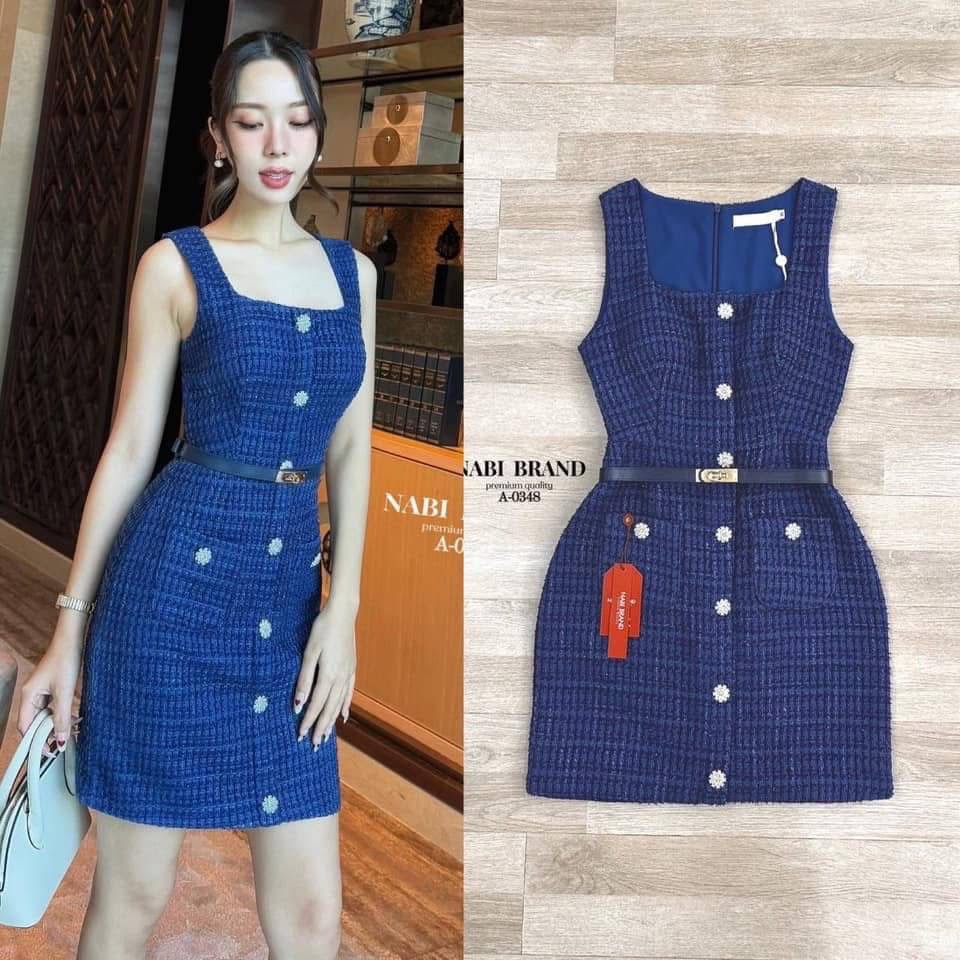 เดรสสั้นแขนกุดผ้าทวิสสีน้ำเงินขับผิว สวยหรูดูแพงด้วยกระดุมเพชร และช่องกระเป๋าด้านหน้า ชุดมีฟองน้ำและซับใน งานซิบหลัง เข้าเซทกับเข็มขัดหนังสีเดียวกับชุด ใส่สบาย : สินค้าคุณภาพ (พร้อมส่ง)