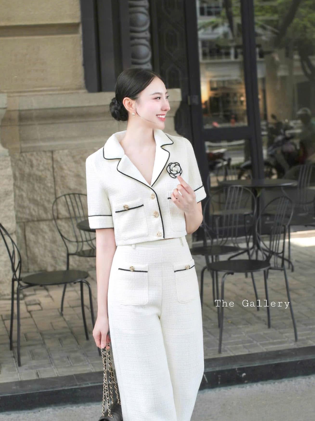 Setชาเนล หรูหราสุดๆ กับชุดเซ็ต3ชิ้น เสื้อครอปและกางเกงขายาวสุดชิคมาพร้อมเข็มกลัดดอกไม้ ใส่สบาย : สินค้าคุณภาพ (พร้อมส่ง)