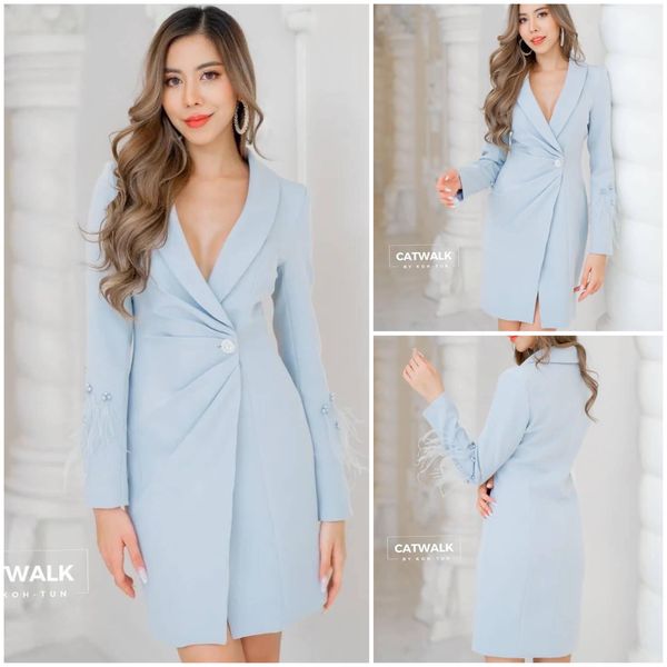 เดรสป้ายหน้า แต่งขนนกแขน เนื้อผ้าเกรดเอ เนื้อนุ่มใส่สบาย ตัวชุดเป็นทรงเข้ารูป ด้านหน้าป้ายกัน ปกตัว ชุดเป็นคอกล้วย จับจีบช่วงเอวแต่งกระดุมเพ็ชร ดูหรูมาก สินค้าคุณภาพ (พร้อมส่ง)