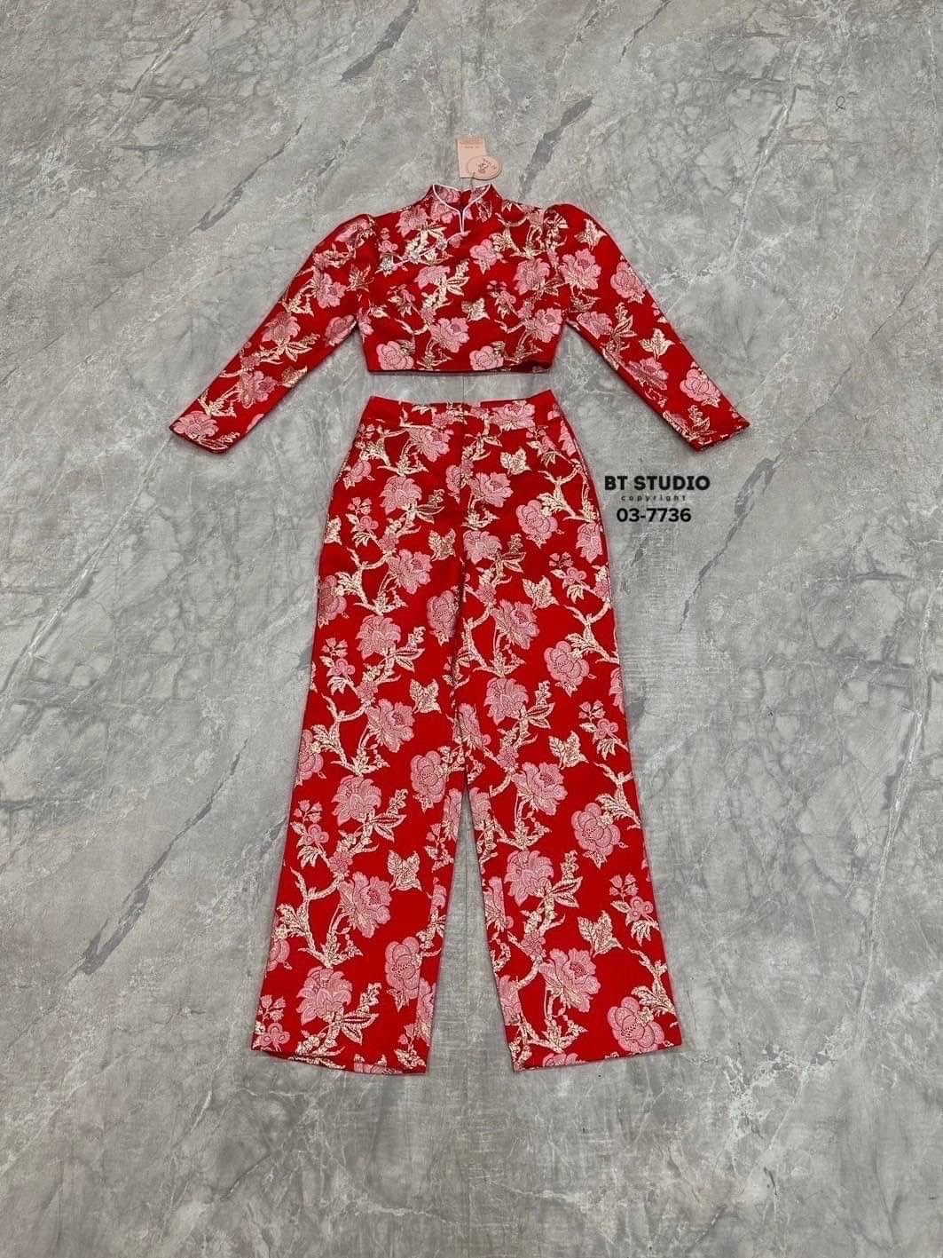 เซท 2 ชิ้น เสื้อครอปสั้นแขนยาวคอจีน แต่งกระดุมเพชร แมทซ์กับกางเกงขายาว งานผ้าทอลายดอกกุหลายปักสวยงามมาก ใส่สบาย : สินค้าคุณภาพ (พร้อมส่ง)