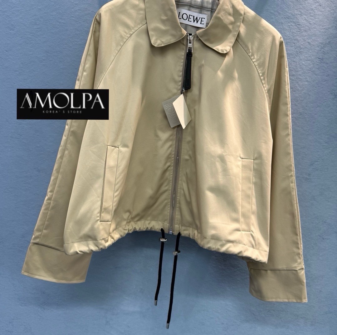 JACKET LOEWE เสื้อเป็น JACKET LOEWE ซิปหน้า ปั้มอะไหล่หัวซิป ซับลายLOEWE หลังแต่งแผ่นหนัง LOEWE งานใส่สบายมาก ใส่สบาย : สินค้าคุณภาพ (พร้อมส่ง)