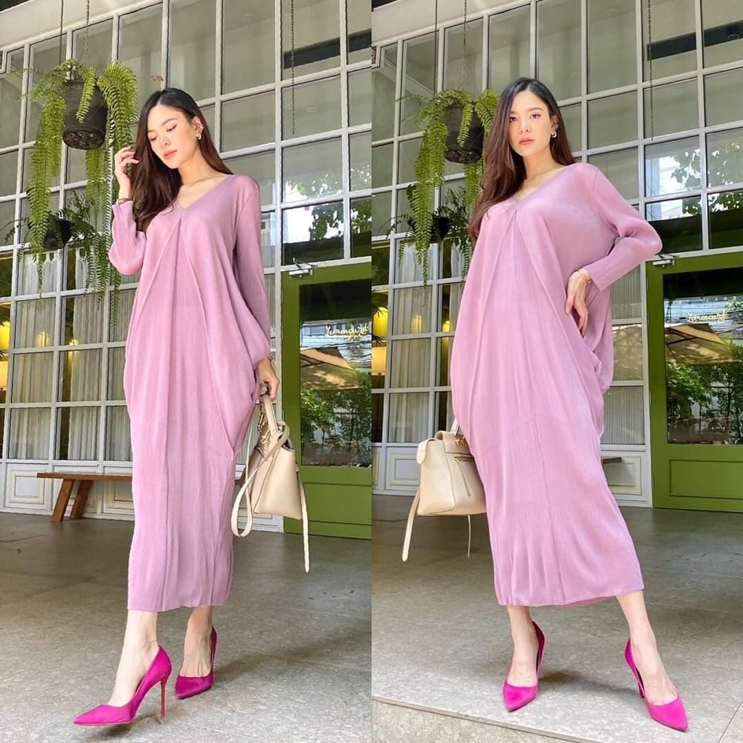 เดรสอัดพลีท งานสวยไฮโซ ทรงคอวีตีเกร็ดด้านหน้า แพทเทิร์นบอลลูน แขนยาว 5 ส่วน 😍 ชายเดรสสโลปเข้าตัว สวย เรียบหรู . สินค้าคุณภาพ (พร้อมส่ง)