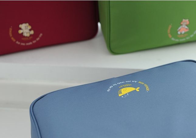 กระเป๋าจัดระเบียบเดินทาง, กระเป๋าจัดระเบียบเสื้อผ้า เสียบที่จับของกระเป๋าเดินทางได้ มีช่องใส่สองชั้นกั้นด้วยช่องตาข่าย ผลิตจากโพลีเอสเตอร์กันน้ำ