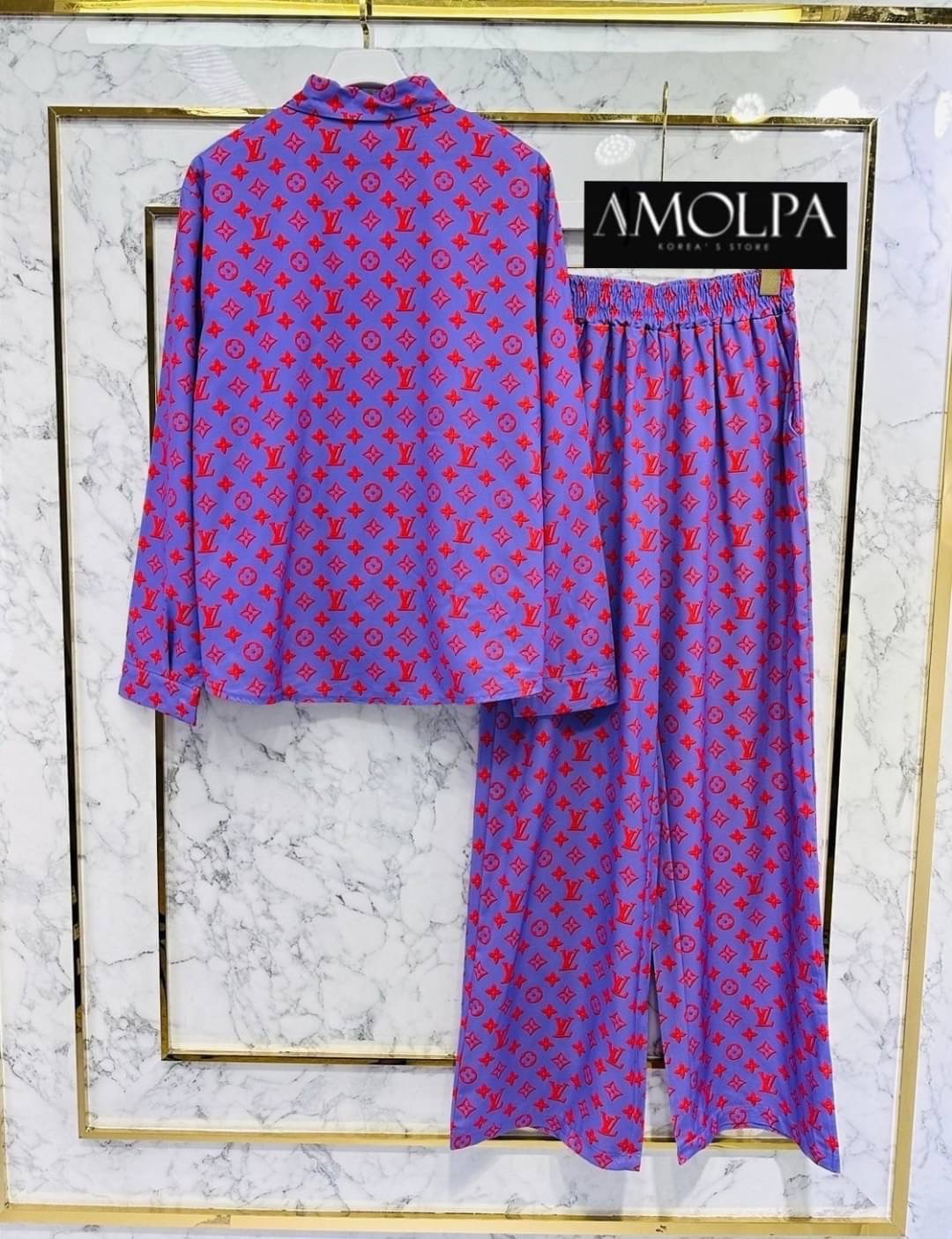 SET PAJAMAS LV งานใหม่ ตัวเสื้อเป็นเชิ้ต LOUIS VUITTON เด่นเป็นสง่า มาพร้อมกางเกงขายาว ใส่เข้ากันลงตัว ใส่สบาย : สินค้าคุณภาพ (พร้อมส่ง)