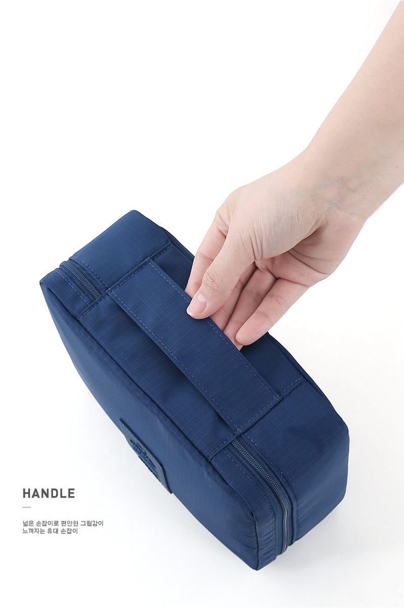 กระเป๋าอเนกประสงค์พกพาสะดวก สำหรับใส่อุปกรณ์เครื่องสำอาง อุปกรณ์ห้องน้ำ หรือสิ่งของจำเป็นอื่นเพื่อการเดินทาง ทำจากไนล่อนกันน้ำคุณภาพดี