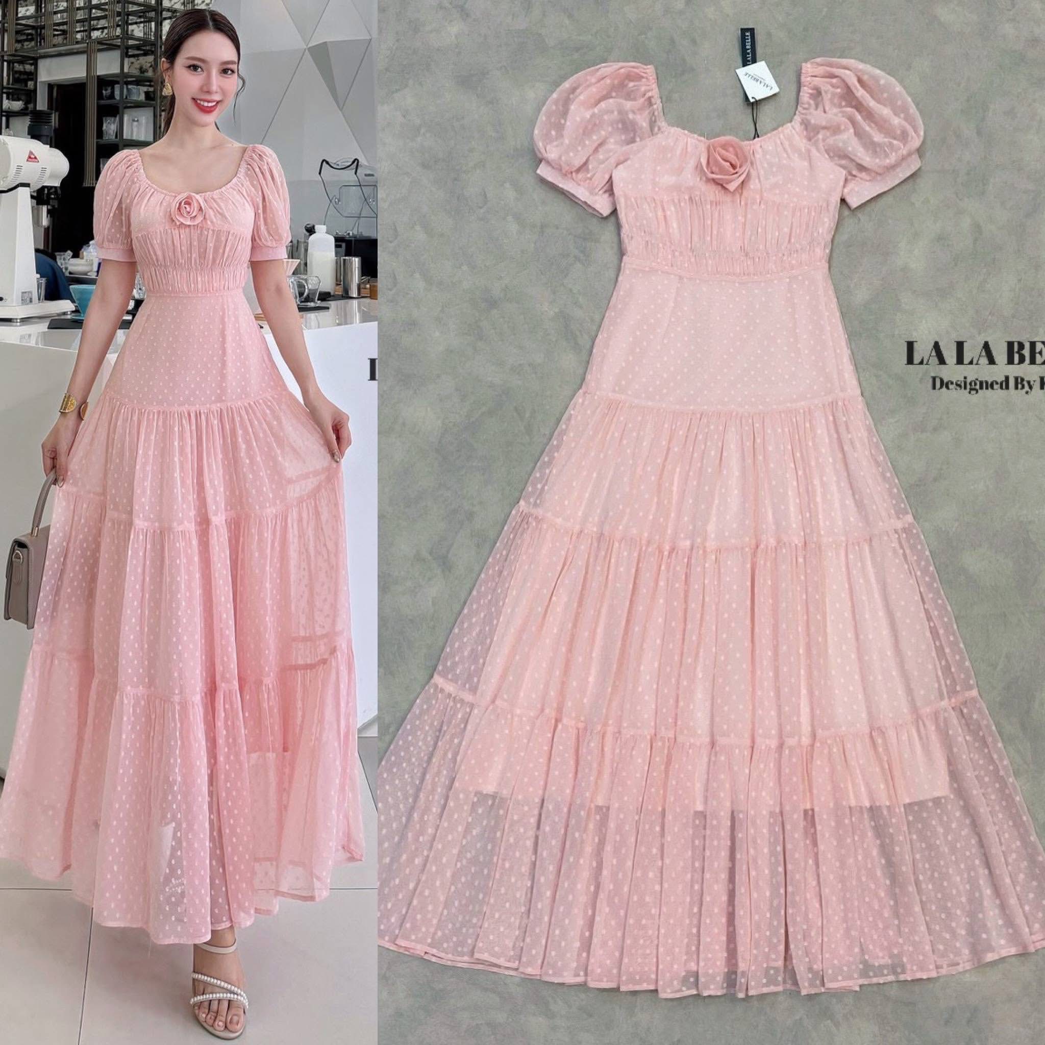 แม็กซี่เดรสตัวโปรด ทรงคอเหลี่ยมแขนตุ๊กตาแต่งดอกกุหลาบช่วงอกเย็บจับจีบช่วงตัวชุดเอวเข้ารูปเข้าทรงกระโปรงยาวเย็บจีบแน่นๆ3ชั้นมีซับในยาวตัวชุด ใส่สบาย : สินค้าคุณภาพ (พร้อมส่ง)