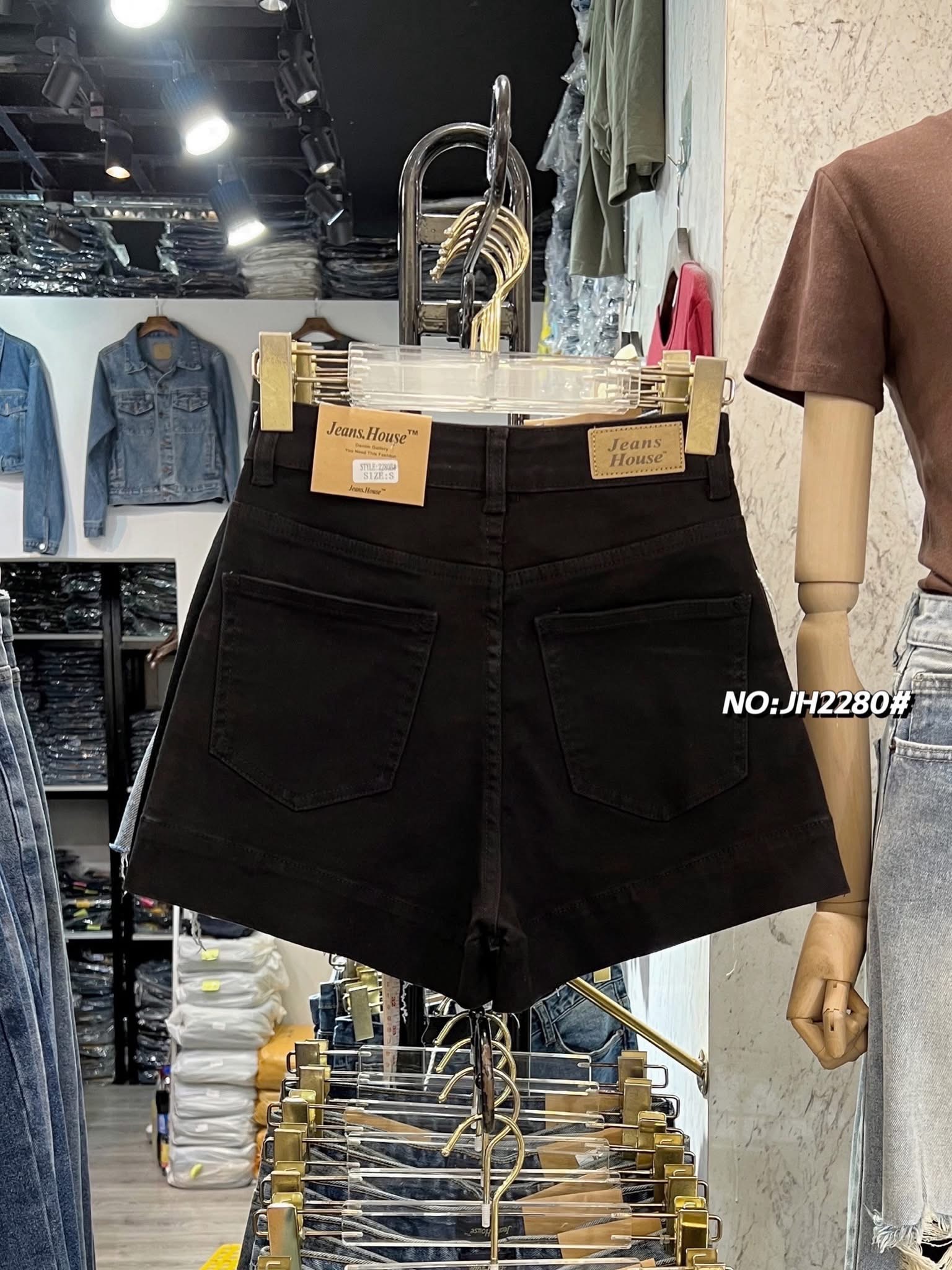 กางเกงยีนส์ขาสั้น ทรงเอวสูง รุ่นนี้บอกเลยทรงสวยมาก เนื้อผ้ายีนส์ยืด รุ่นนี้ทำจากผ้ายีนส์เนื้ออย่างดี ทรงเป๊ะมากๆๆ ไม่รัดตัว ใส่สบาย ดีเทลปลายขากว้าง เก๋มากๆ ใส่สบาย : สินค้าคุณภาพ (พร้อมส่ง)