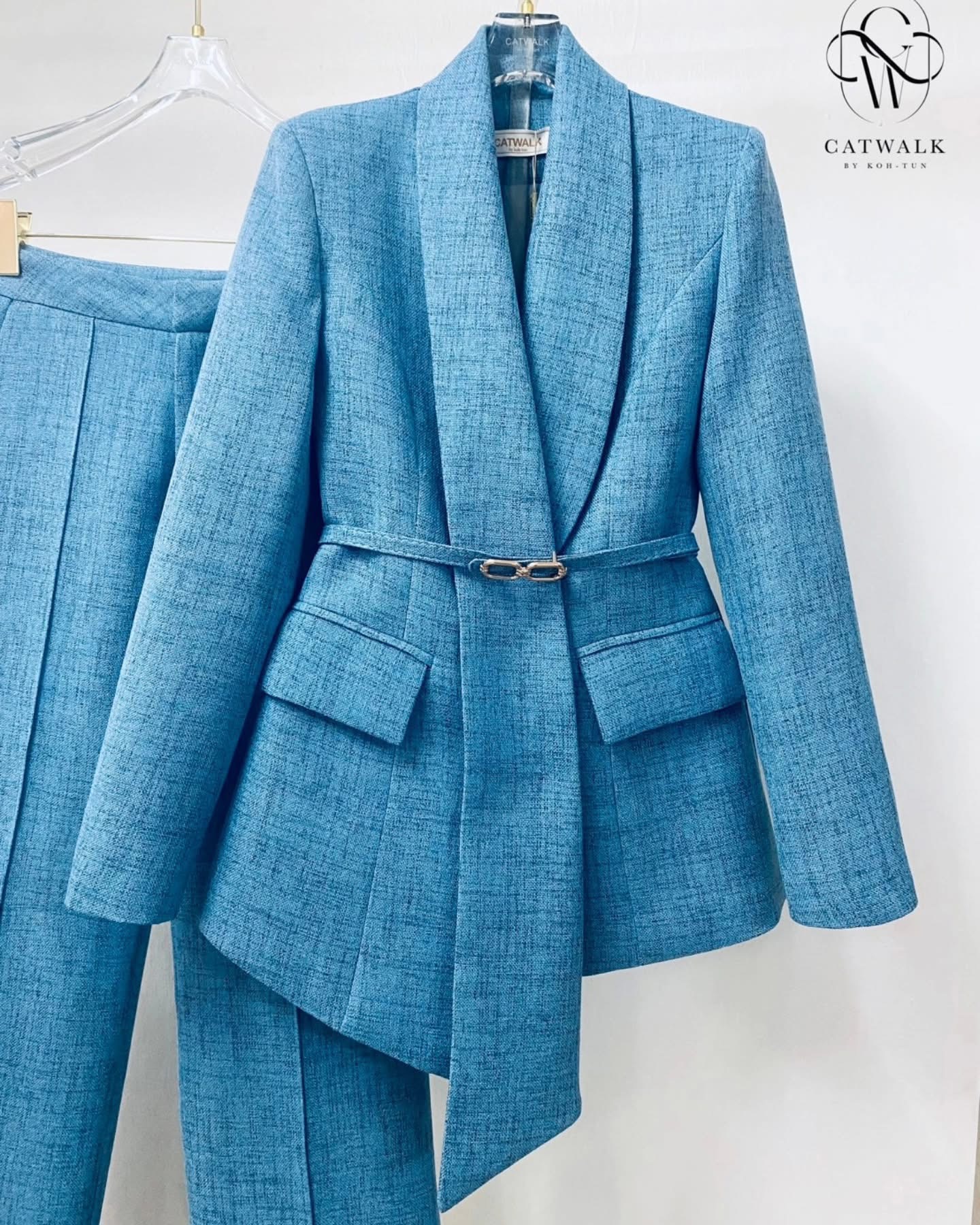 Set BLAZER เกรดพรีเมี่ยม เนื้อผ้าเกรดเอ ผ้าสั่งทอลายในตัว สวย ดูคลาสสิกมาก ตัวBLAZER เป็นทรงเข้ารูป ช่วงปกดีไซน์ออกมาดูเก๋สุดๆ มีเข็มขัดหัวทองคาด+กางเกงทรงขากระบอก ใส่สบาย : สินค้าคุณภาพ(พร้อมส่ง)