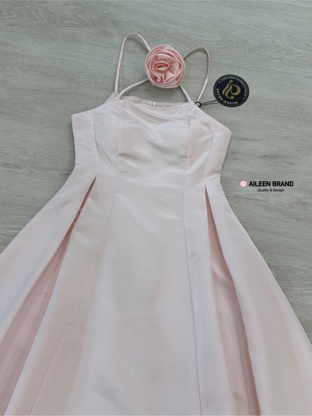 เดรสยาว ดีไซน์แต่งสายเดี่ยวไขว่หน้า มาพร้อมเข้มกลัดดอกไม้ติดตรงกลาง อลังสุดๆ อกเสริมฟองน้ำมาให้อย่างดี ใส่สบาย : สินค้าคุณภาพ (พร้อมส่ง)