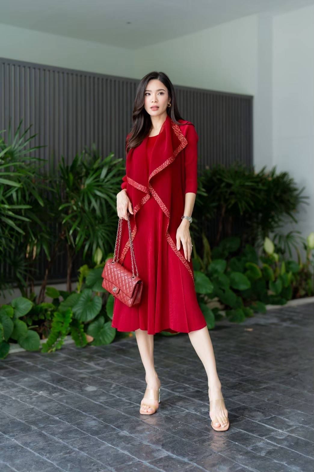 เดรสอัดพลีท ทรงแขนยาว เย็บแต่งเสื้อคลุม ผ้าบางซีทรูปกใหญ่ ซ้อนไปในตัว ประหนึ่ง2 in1 💫💫 ทั้งเดรส และเสื้อคลุมในตัว ใส่สบาย : สินค้าคุณภาพ (พร้อมส่ง)