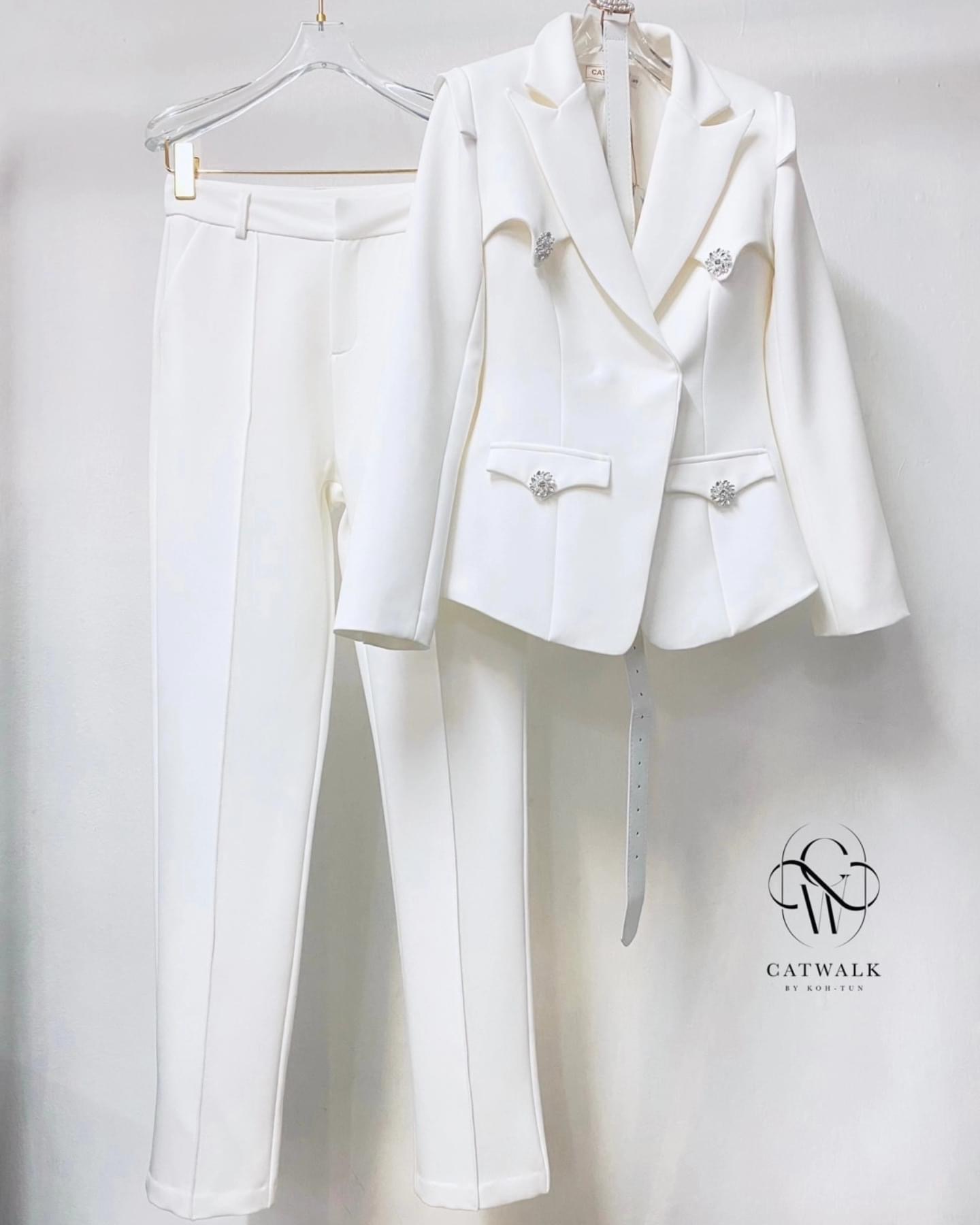 เซต BLAZER กระดุมเพชรเนื้อผ้าเกรดเอ ตัวBLAZER เป็นทรง เข้ารูปแต่งกระดุมแต่งเพชรสีเงิน มีเข็มขัดช่วย ให้ทรงเข้ารูป หัวเข็มขัดแต่งด้วยมุกดูหรูหรา สุดๆ มาคู่กับกางเกงเอวสูงทรงขากระบอกเล็ก ใส่สบาย : สินค้าคุณภาพ (พร้อมส่ง)