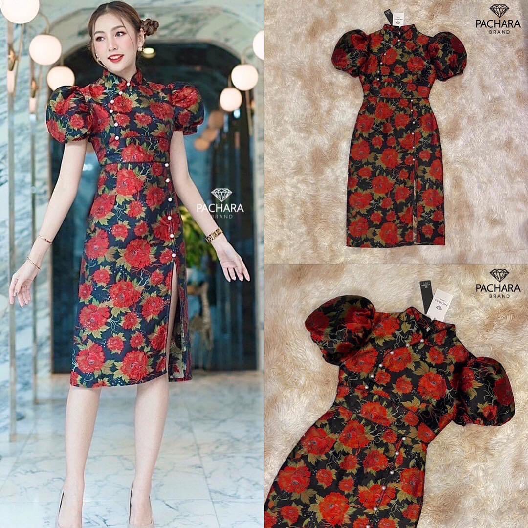 เดรสกี่เพ้าทรงแขนพองตุ๊กตาสีดำ เนื้อผ้าหนาทอลายดอกไม้สีแดงทั้งชุด ช่วงเอวเข้ารูปสวย ชายกระโปรงผ่าแต่ง กระดุมมุก งานซิปด้านหลัง มีซับใน อัดกาวอย่างดี สินค้าคุณภาพ (พร้อมส่ง)