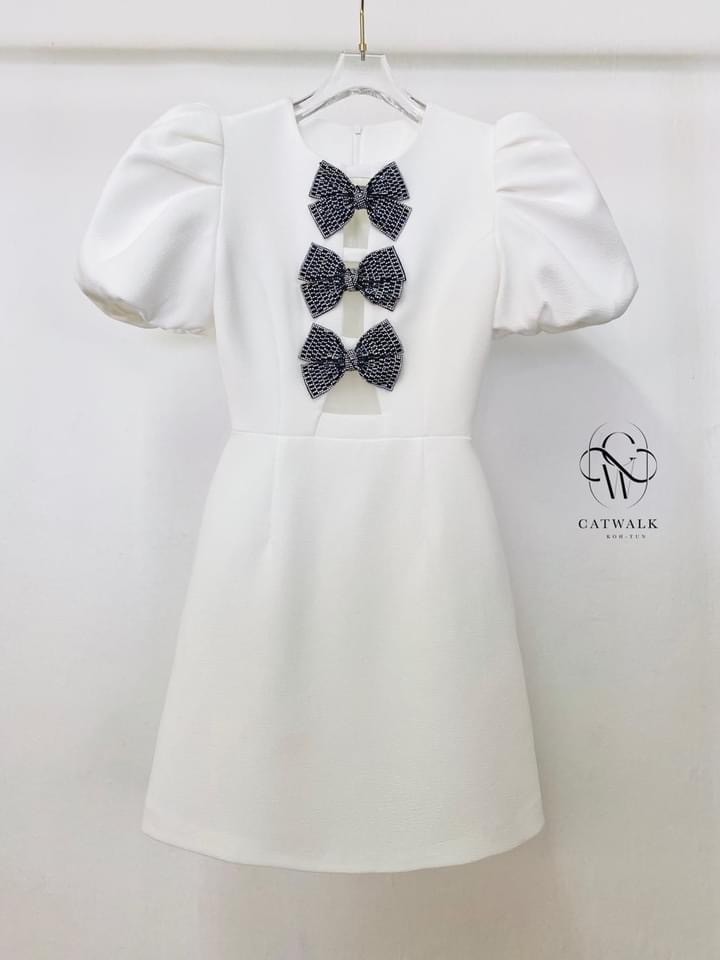 เดรสแขนพองแต่งโบว์เพชรอก เนื้อผ้าเกรดเอ ตัวชุดเป็นทรงเข้ารูป กระโปรงเป็นทรงA สินค้าคุณภาพ (พร้อมส่ง)