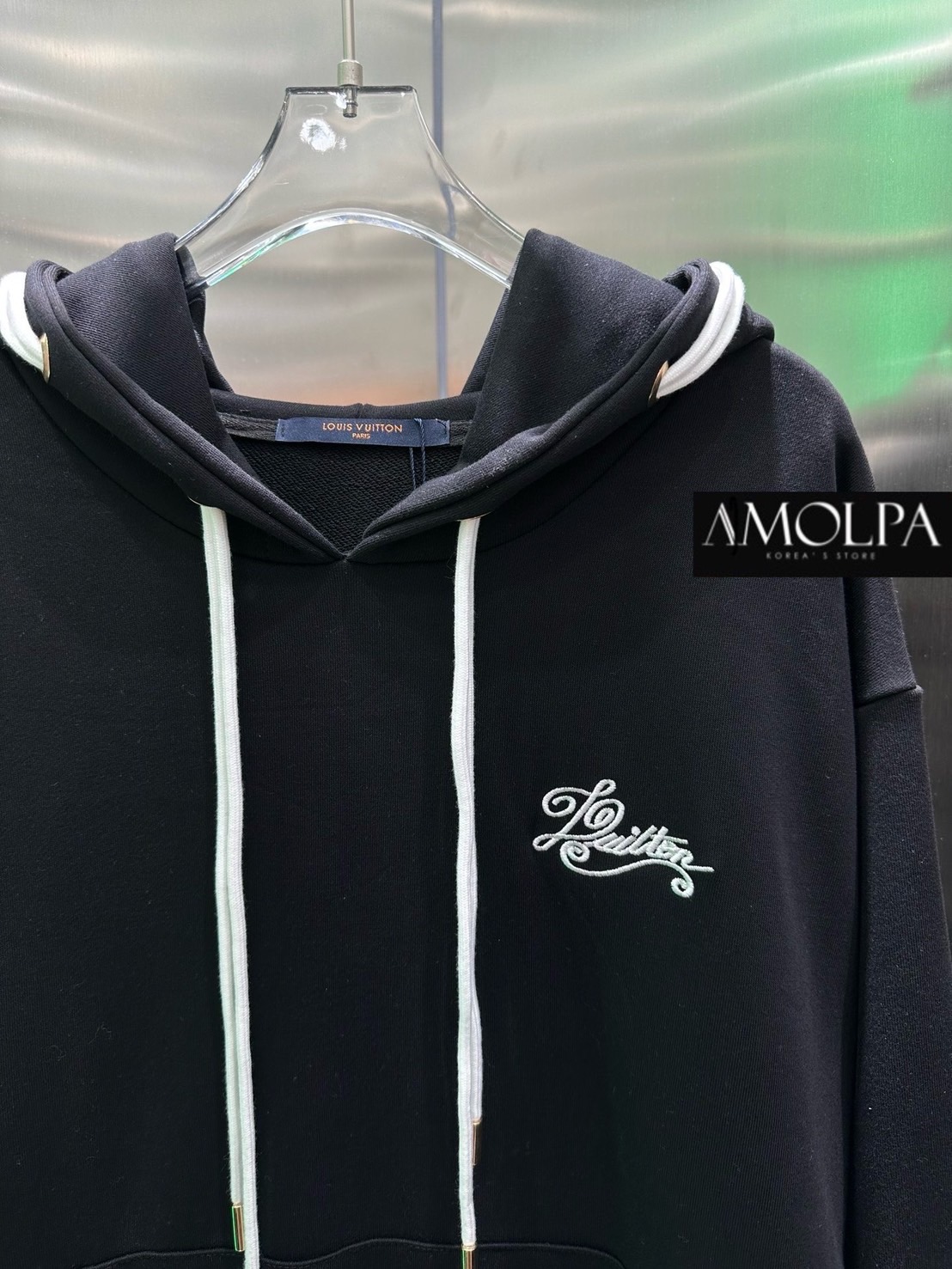 SET HOOD LV. ชนช๊อป... ตัวเสื้อเป็น HOOD หมวก ปัก LOGO ที่หน้าอก-ด้านหลัง สวยเด่น มาให้ช๊อปพร้อมกางเกงขายาว เนื้อผ้าพรีเมียมสุด ปั้มทุกจุด สินค้าคุณภาพ (พร้อมส่ง)