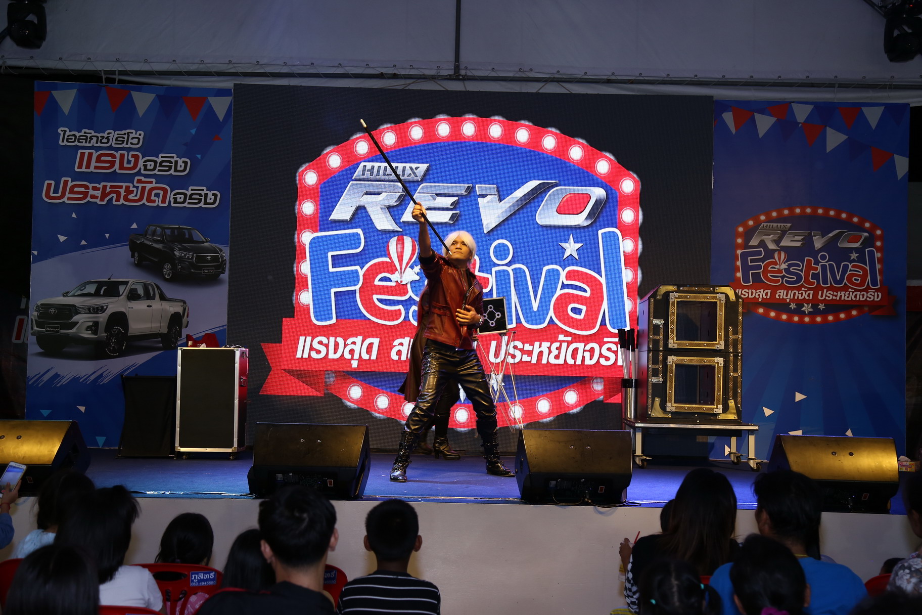 มายากล นักมายากล การแสดง โชว์ Magic Show "งาน HILUX REVO FESTIVAL 2019" 02/11/2562