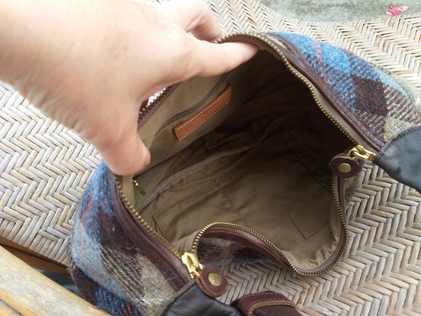 กระเป๋าสะพายผ้าขนสัตว์ HARRIS TWEED (ของใหม่)