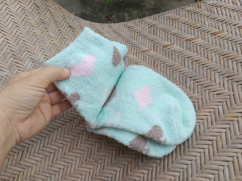 ถุงเท้าเนื้อขนสุดนุ่ม อุ่นมาก มี 2 สี 2 ลาย