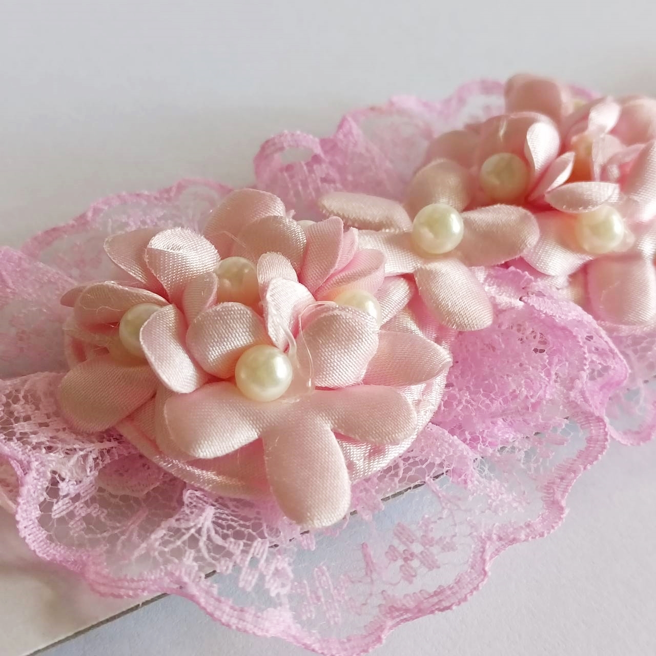 NanaBaby ผ้าคาดผมทารก ที่คาดผมเด็กอ่อน ผ้าคาดผมเด็กอ่อน สีชมพูสวยหวาน ผ้าลูกไม้ประดับมุกและดอกไม้น่ารัก