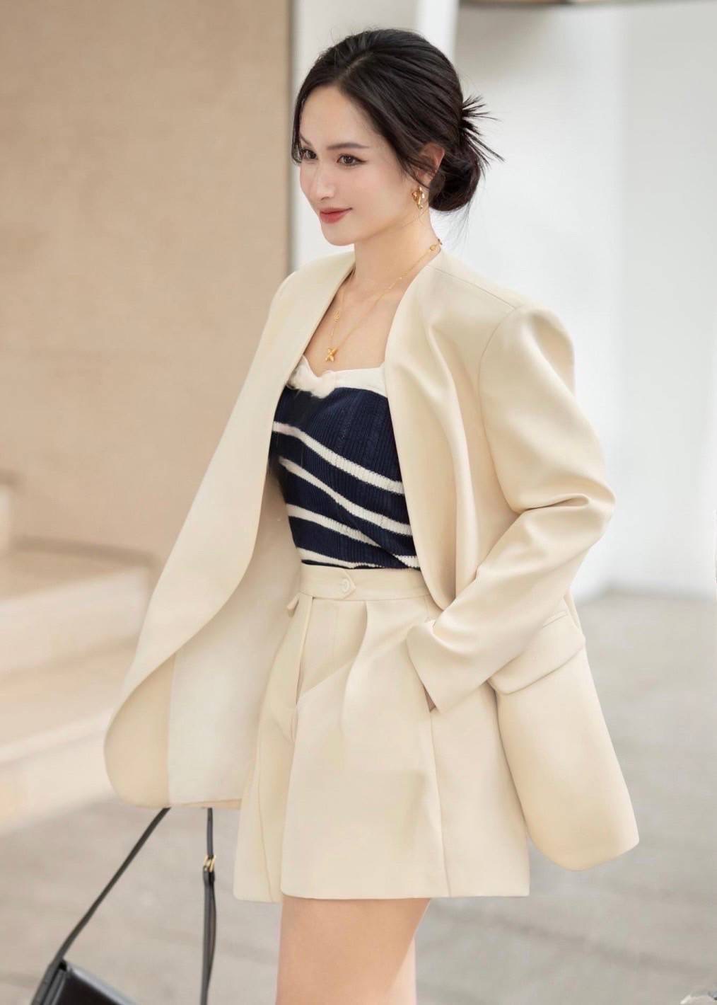Setสูท3 ชิ้น สีครีมเสื้อคลุมสูทแขนยาวมีกระดุมแป๊กใสด้านใน +เสื้อครอปสายเดี่ยวผ้าทอknit ลายริ้วขาวดำ คู่เซตกับกางเกงขาสั้น มีตะขอซิปหน้า เย็บซับในอย่างดี สินค้าคุณภาพ (พร้อมส่ง)
