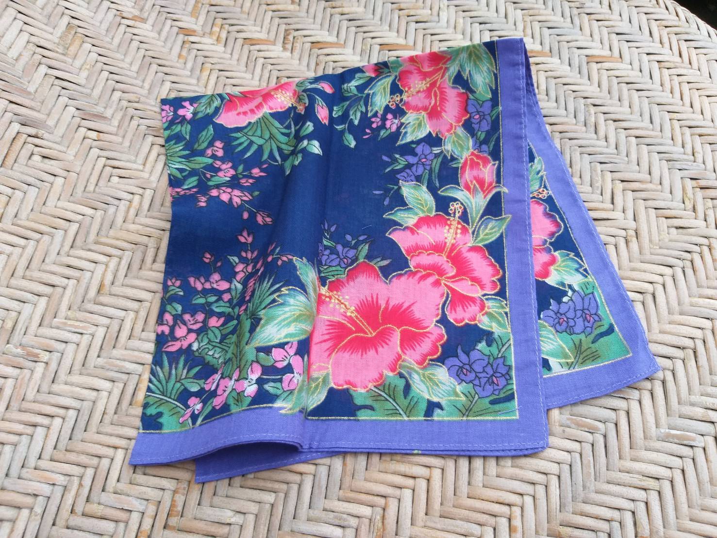 ผ้าเช็ดหน้าลายดอกชบา สีสดแจ่ม
